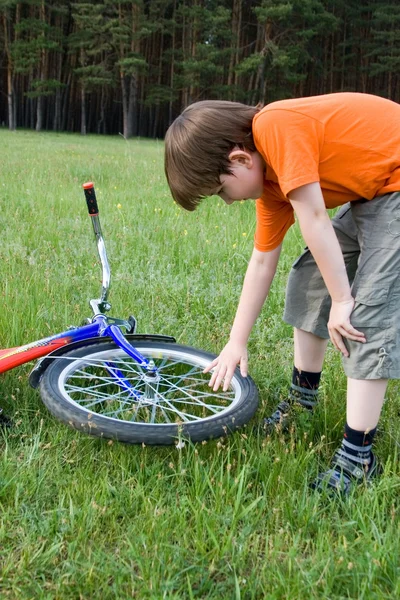 Junge mit Fahrrad — Stockfoto