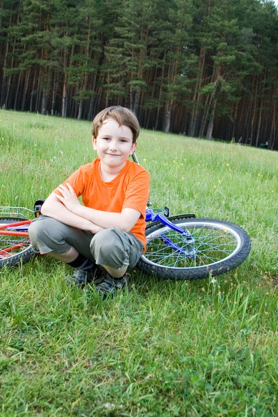 เด็กชายกับจักรยาน — ภาพถ่ายสต็อก