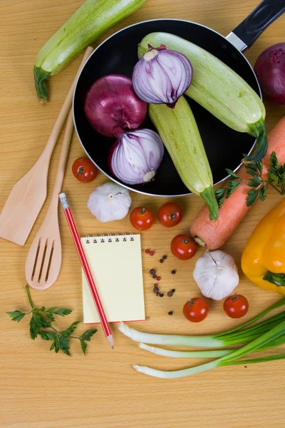 Friss zöldségek és egy notebook — Stock Fotó