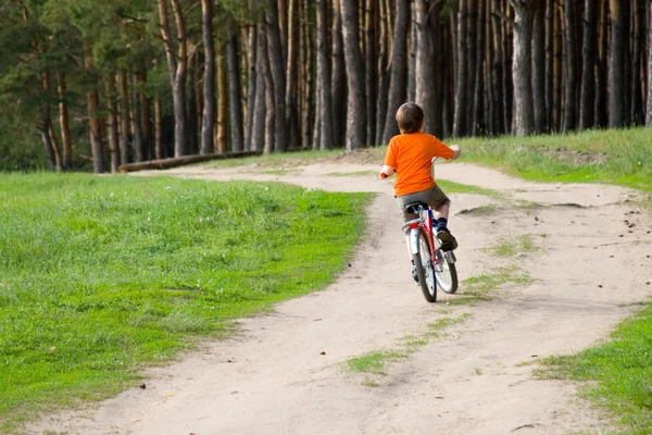 Garçon monte un vélo — Photo