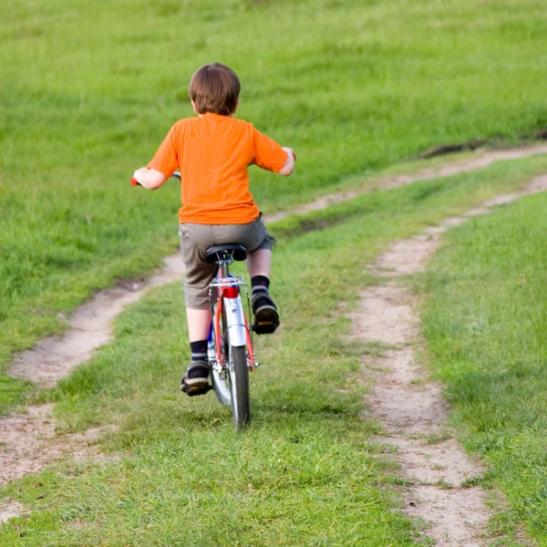 Junge fährt Fahrrad — Stockfoto