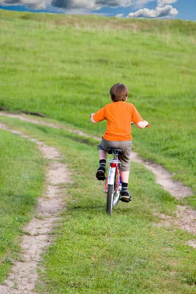 男孩骑一辆自行车 — 图库照片