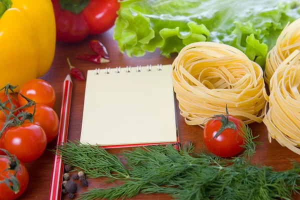 Φρέσκα λαχανικά, ζυμαρικά και ένα σημειωματάριο — Φωτογραφία Αρχείου