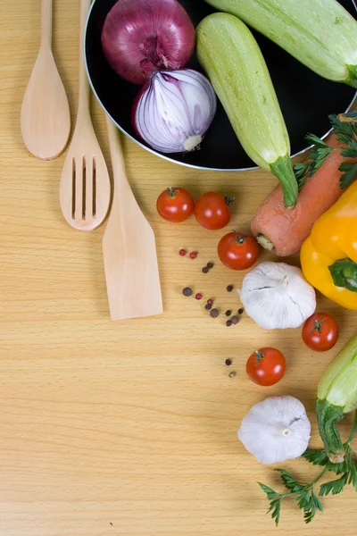 Friss zöldségek és konyhai eszközök — Stock Fotó
