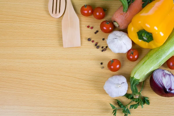 Verduras frescas y utensilios de cocina —  Fotos de Stock