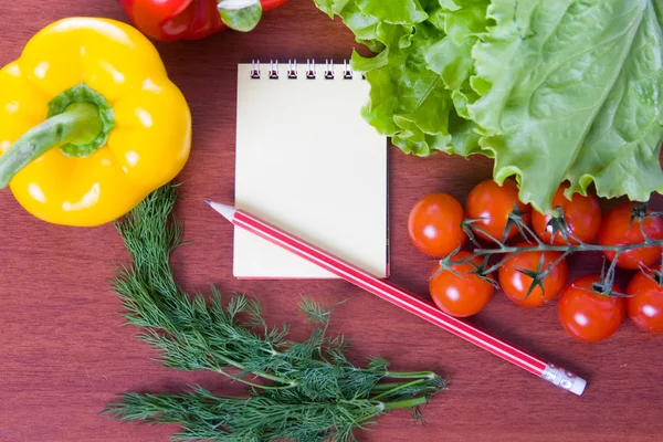 Čerstvá zelenina, těstoviny a notebook — Stock fotografie
