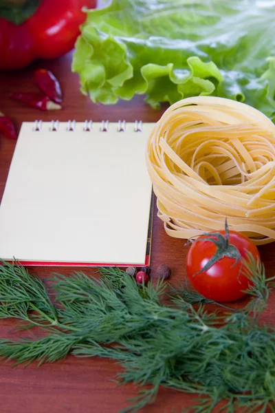 Φρέσκα λαχανικά, ζυμαρικά και ένα σημειωματάριο — Φωτογραφία Αρχείου
