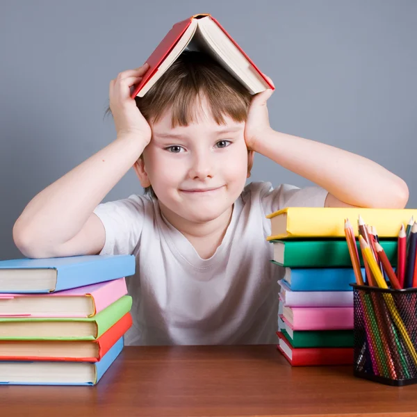 Rapaz com um livro na cabeça — Fotografia de Stock