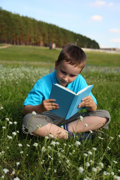 Boy reads a book — Stock Photo, Image