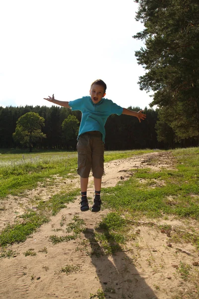 Glücklicher Junge springt — Stockfoto