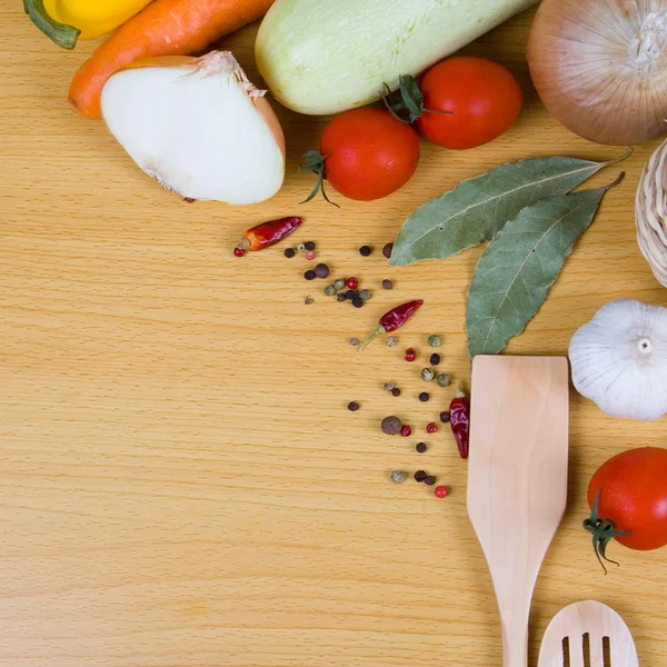 Čerstvá zelenina, koření a kuchyňské nástroje — Stock fotografie