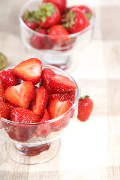 Reife geschnittene Erdbeeren — Stockfoto
