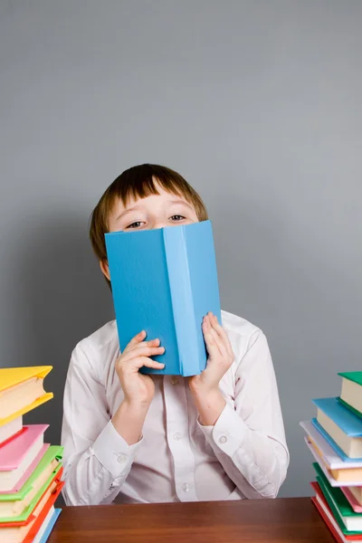 Pojke läser en bok — Stockfoto