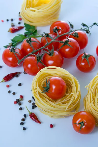 Pâtes alimentaires, épices et tomates — Photo