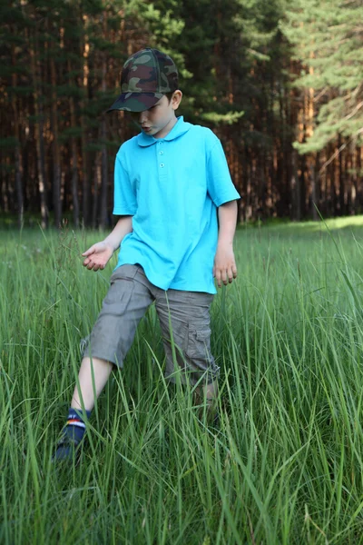 Chlapec ve vysoké trávě — Stock fotografie
