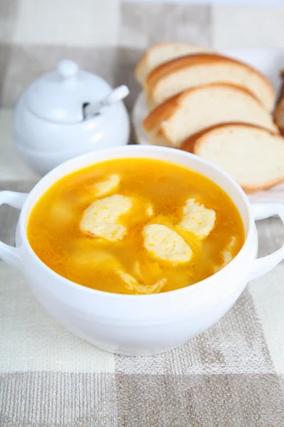 Suppe mit Knödeln — Stockfoto
