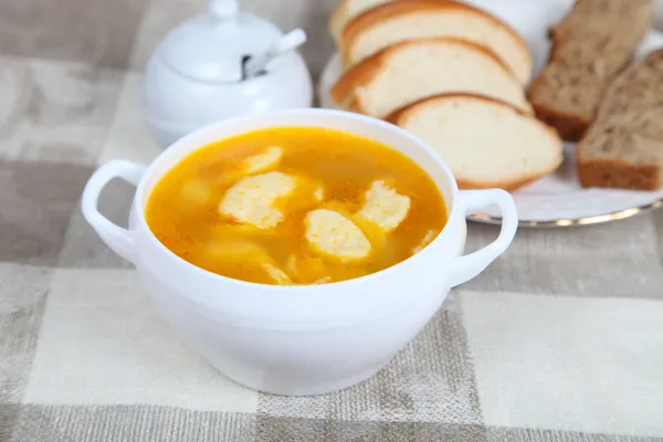 Суп с пельменями — стоковое фото