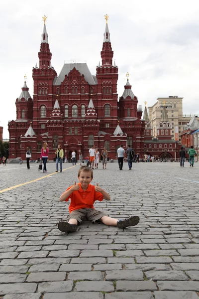 Boy sitting on the cobblestones of Red Square — Stock Photo, Image