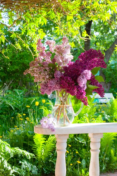 Ramo de lila en un jarrón al aire libre —  Fotos de Stock