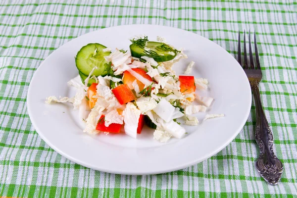 Άσπρο πιάτο, με φρέσκια σαλάτα λαχανικών — Φωτογραφία Αρχείου