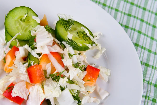 Белая тарелка со свежим овощным салатом — стоковое фото