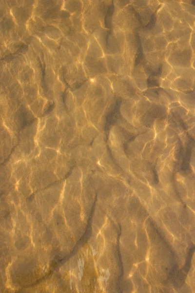 Вода реки с песком — стоковое фото