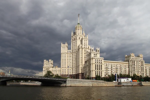 Výškové budově na břehu řeky moskva — Stock fotografie