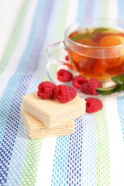 Tea with raspberries and mint — Stock Photo, Image