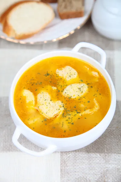 Суп с пельменями — стоковое фото