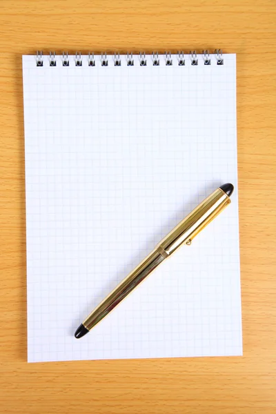 Cuaderno blanco en blanco con pluma amarilla — Foto de Stock