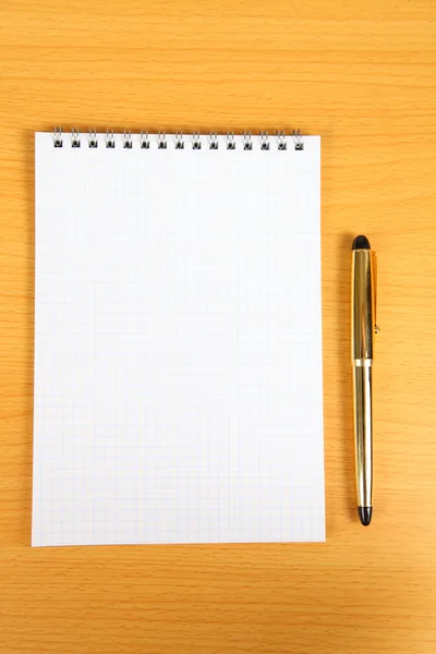 Cuaderno blanco en blanco con pluma — Foto de Stock