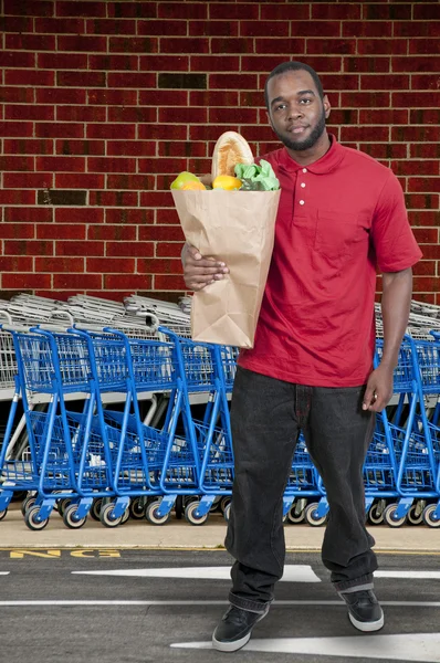 Omul cumpărături alimentare — Fotografie, imagine de stoc