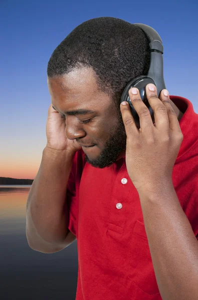 Man luistert naar koptelefoon — Stockfoto