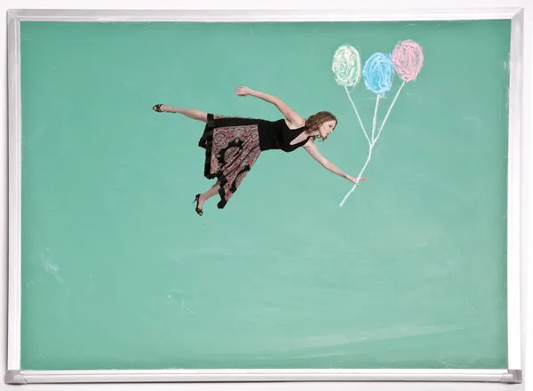 Kvinna flytande med krita ballonger — Stockfoto