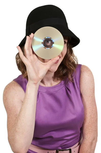 Kvinna anläggning cd eller dvd — Stockfoto