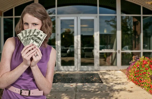 Vrouw met 100 dollarbiljetten — Stockfoto