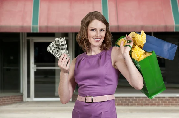 持有 100 美元的钞票的女人 — 图库照片