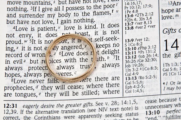 圣经上的结婚戒指 — 图库照片