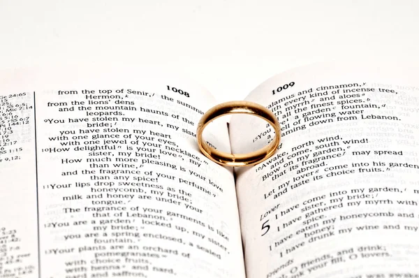 성경에 결혼 반지 — 스톡 사진