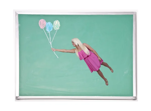 Frau schwebt mit Kreideballons — Stockfoto