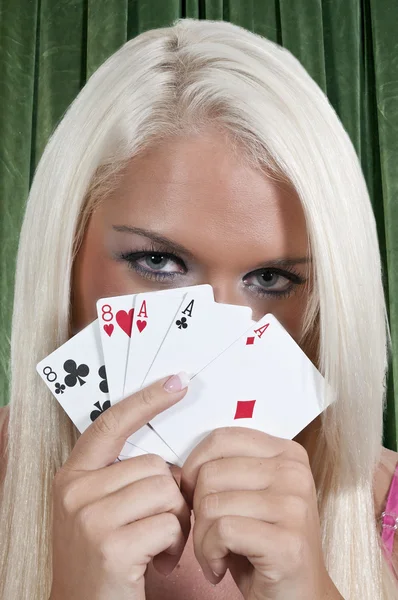 Mulher jogando cartas — Fotografia de Stock