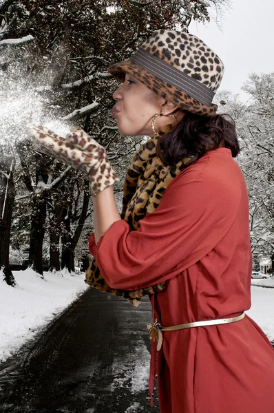 Femme soufflant neige — Photo