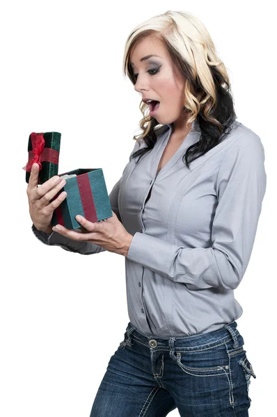 Hermosa mujer abriendo un regalo — Foto de Stock