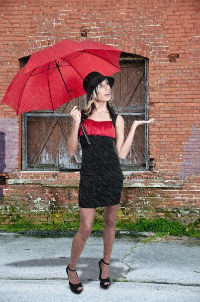Γυναίκα εκμετάλλευση ομπρέλα — Φωτογραφία Αρχείου