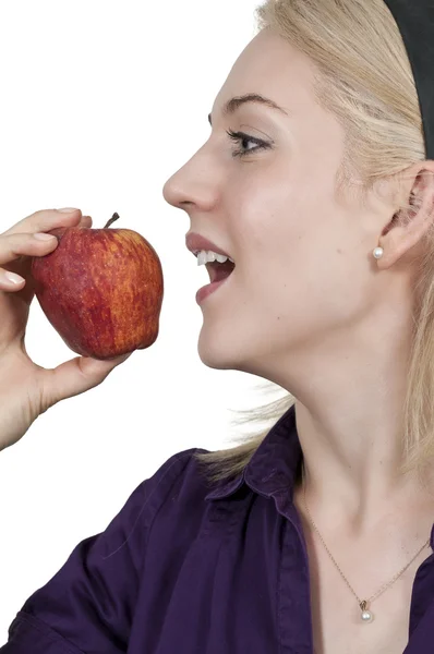 Vrouw die een appel eet — Stockfoto