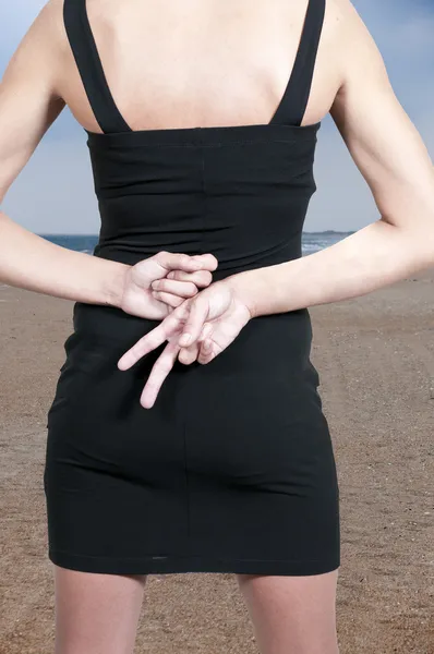 Kvinna med händerna bakom ryggen — Stockfoto