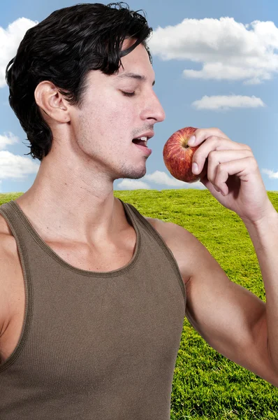 Hombre comiendo una manzana —  Fotos de Stock