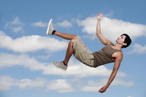 Homem caindo através do céu — Fotografia de Stock