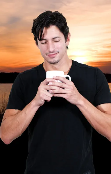 Mann trinkt Kaffee — Stockfoto