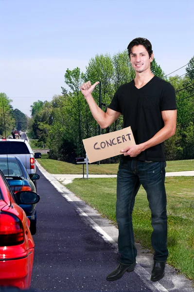Człowiek autostop na koncert — Zdjęcie stockowe